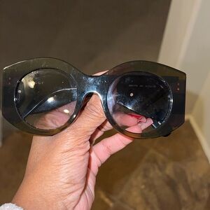 Gucci tortoises color sunglasses.